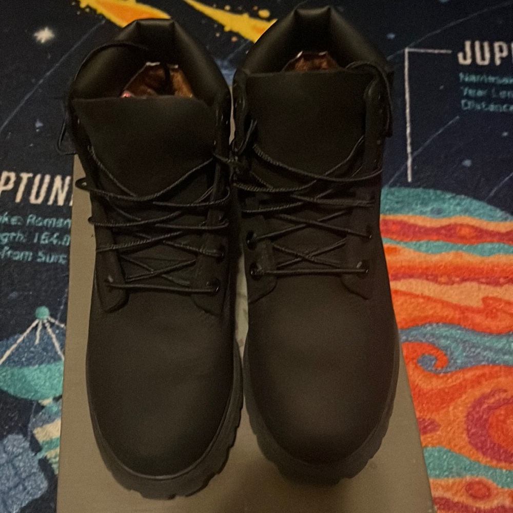 Black Timberland boots size 5 youth